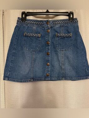 Kendall + Kyle Braided Snap Front Denim Mini Skirt w/front pockets.  Waist 25